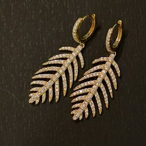 New, Gold Plated stunning leaf drop crystal earrings